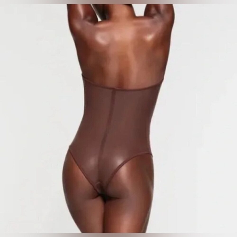 SKIMS Rubberized Scuba Swim/Bodysuit Strapless One-Piece Size Medium COCOA NWT - Picture 3 of 9